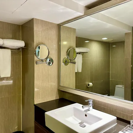 Ramada By Wyndham Bangkok Sukhumvit 11 Hotel Exterior photo